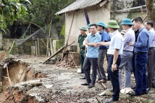 Sạt lở tiến sát đê tả sông Lô, Vĩnh Phúc công bố tình huống khẩn cấp