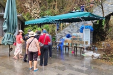 Sau nhiều ngày tạm dừng vì bão, nhiều điểm du lịch miền Bắc bắt đầu mở lại 