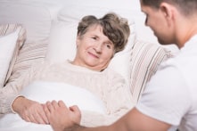 Tài xế cứu cụ bà ngất xỉu giữa đường, liên tục thăm nom khi cụ nằm viện