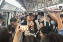 Nhóm người hát vang “chịu đủ lắm rồi những bất công trên đời” trong tàu điện Bắc Kinh