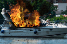 Thuyền bốc cháy, đôi vợ chồng được một người ‘đến từ hư không’ giải cứu