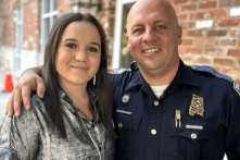 Vi phạm giao thông nhưng không phạt, cảnh sát đưa cho cô gái một thứ thay đổi cuộc đời