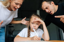 Cha mẹ dù có giận đến đâu cũng không được nói 4 câu này với con