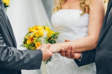 Người cha đi bộ 48km qua vùng lũ lụt để dự đám cưới con gái