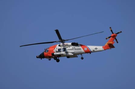 Thuyền trưởng bị bão Milton thổi bay khỏi tàu, sống sót thần kỳ nhờ bám vào tủ lạnh