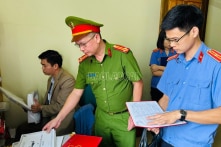 Nguyên hiệu trưởng trường ’11 học sinh ăn chung 2 gói mì tôm’ bị bắt