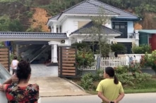 Sau tiếng nổ lớn, đất đồi đổ ập xuống căn biệt thự ở Lào Cai