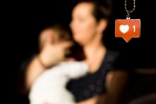 Em bé vừa chào đời đã có chỏm tóc trắng giống mẹ