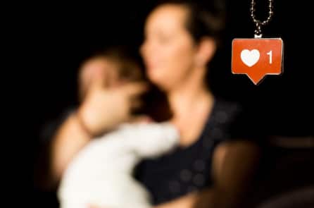 Em bé vừa chào đời đã có chỏm tóc trắng giống mẹ