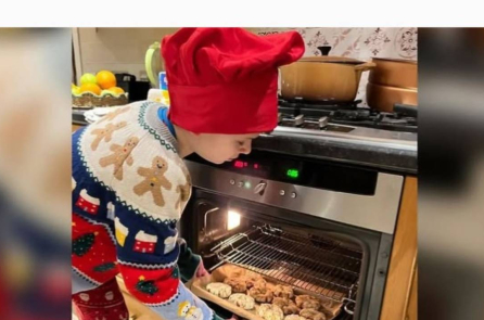 Cậu bé tự kỷ giúp nướng lại 2000 chiếc bánh Noel bị đánh cắp