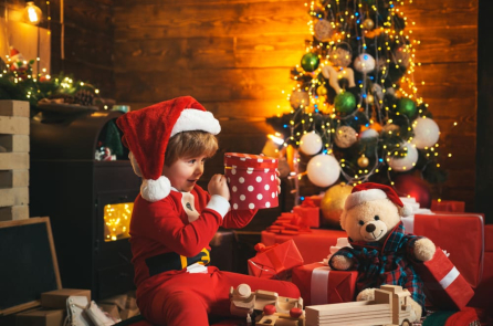 Ông già Noel tặng món quà ý nghĩa cho chàng trai mắc hội chứng Down