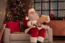 Hóa trang thành ông già Noel mang lại niềm vui cho trẻ em bị bệnh