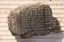 Phát hiện tấm đá bí ẩn mang ngôn ngữ chưa từng biết đến