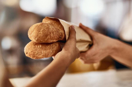 Chủ tiệm bánh phát hiện khách hàng lâu năm chính là con trai ruột