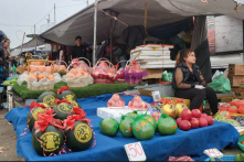 Hà Nội: Chợ ngày cận Tết giảm sập giá vẫn ế hàng