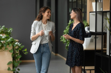 Đồng nghiệp mời trà chiều nhưng quên phần của bạn, bạn sẽ ứng xử thế nào?