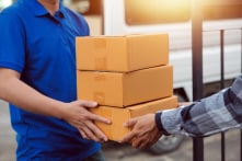 Doanh nghiệp chuyển phát nhanh phải khai thuế, nộp thuế cho tất cả các lô hàng nhập khẩu giá trị dưới 1 triệu