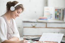 Nhà tâm lý học liệt kê 5 lợi ích của việc vừa nghe nhạc vừa làm việc