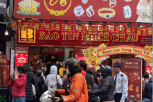 Ngày Vía Thần Tài, Hà Nội xếp hàng mua vàng, Tp.HCM xếp hàng mua cá lóc, heo quay