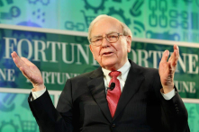 Tỷ phú Warren Buffett chỉ trích chính sách thuế quan của Tổng thống Trump