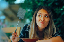 Tại sao ruồi luôn bay xung quanh bạn? Chuyên gia giải thích