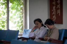 Vì sao nữ giáo viên Triều Tiên phải xách hai thùng nước lên căn hộ?