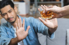 Không có mức uống rượu nào an toàn cho não bộ