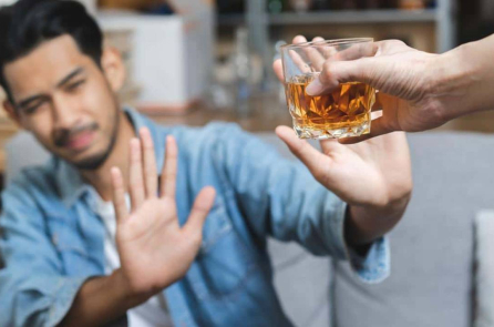 Không có mức uống rượu nào an toàn cho não bộ