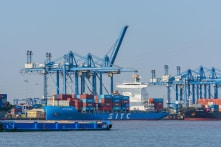 Việt Nam xuất siêu 3,03% ngay trong tháng đầu năm 2025