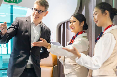 Khi lên máy bay, tiếp viên chào hỏi bạn – Lý do đằng sau sẽ khiến bạn bất ngờ