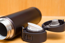 Bình và cốc đựng nước – Ổ vi khuẩn tiềm ẩn. Bạn đã vệ sinh đúng cách?