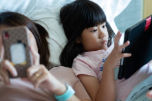 Chuyên gia: Đừng để công nghệ nuôi dạy con bạn