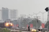vinh phuc hai nguoi phu nu tao dang tren duong ray khi tau cach 10m