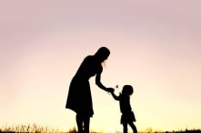 Khuyến khích phụ nữ độc thân trở thành người vợ và người mẹ yêu thương