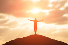 Tâm trí hẹp hòi sinh phiền não, lòng rộng thảnh thơi ôm đất trời