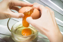 Làm thế nào để đập trứng mà không bị rơi vỏ?