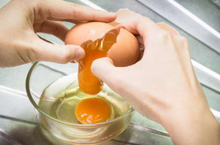 Làm thế nào để đập trứng mà không bị rơi vỏ?