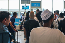 “Bọ chen cổng” là gì? Vì sao lại khiến người khác khó chịu?