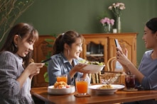 Chuyên gia về phép xã giao: 10 điều cần tránh khi đến thăm nhà người khác