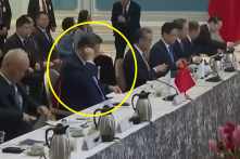 Ông Tập phát biểu bằng cách “đọc cuốn sách nhỏ” ở Malaysia, dấy lên nhiều đồn đoán