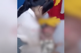 Hình ảnh bảo mẫu bạo lực trẻ em và liên tục nhồi nhét thức ăn vào miệng khiến trẻ la khóc, thức ăn trào ra người. (Ảnh: Chụp màn hình/ THVL 24News/YT)