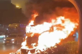 Xe container bốc cháy dữ dội trong nội thành Hà Nội