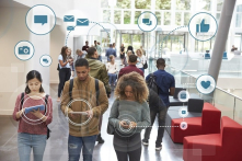 Thanh thiếu niên lướt web hàng giờ nhưng không có sự kết nối thực sự