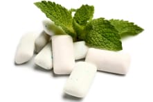 Nhai kẹo cao su có thể giải phóng hạt vi nhựa vào nước bọt