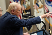 Tổng thống Donald Trump gửi thêm thư công bố thuế quan tới 7 quốc gia