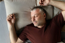 Tại sao bạn có thể ngủ ngon nếu giơ tay cao qua đầu?