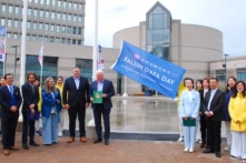 Thành phố Barrie, Canada, thượng cờ để chào mừng Ngày Pháp Luân Đại Pháp Thế giới