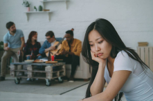 Vì sao đôi khi bạn vẫn thấy cô đơn ngay cả khi ở bên người thân?