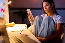 Mạng xã hội làm gia tăng trầm cảm và lạm dụng thuốc quá liều ở thanh thiếu niên