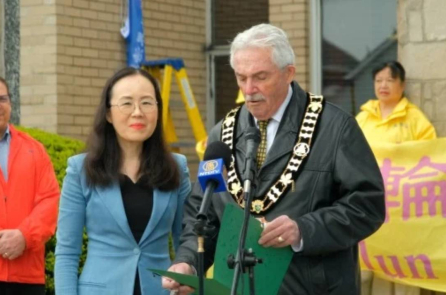 Nhiều thành phố của Canada thượng cờ Pháp Luân Đại Pháp, ca ngợi Chân, Thiện, Nhẫn